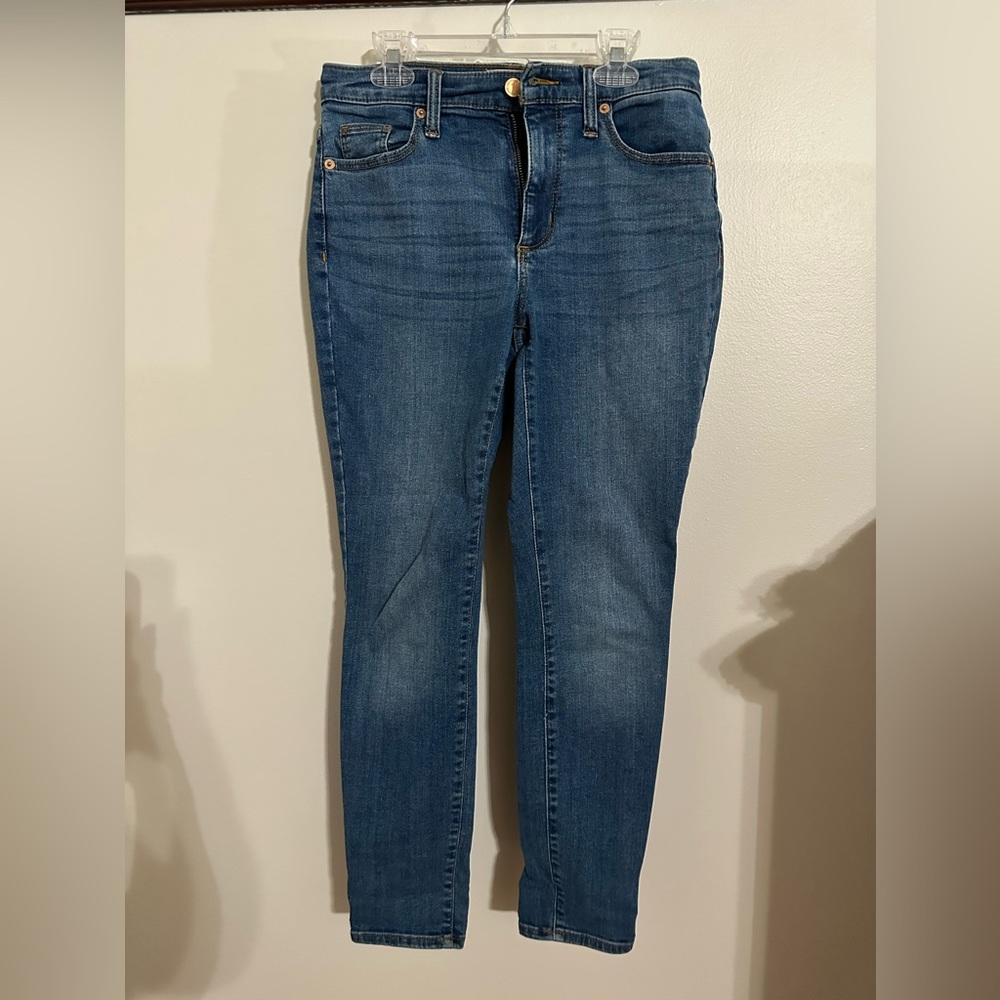 Universal Thread jeans size 4/27. Worn only a few times. Good condition.
